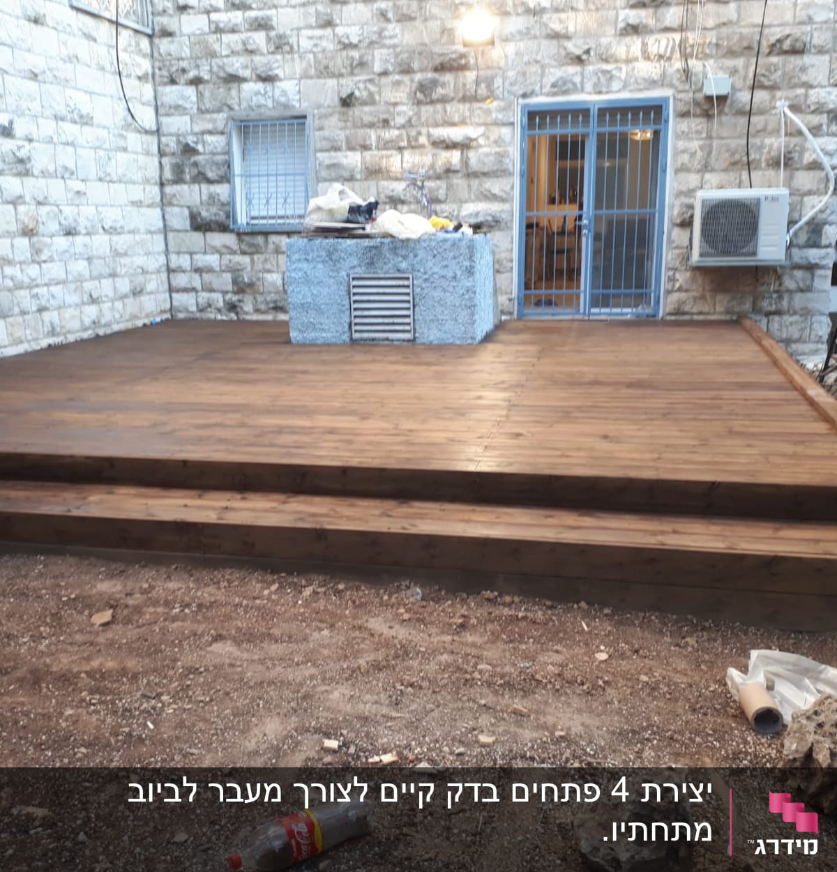 דק עץ חדש עם מדרגות בחצר